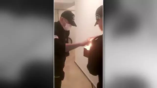 Polis ekiplerinden izolasyondaki çocuğa doğum günü sürprizi Polis ekiplerinden izolasyondaki çocuğa doğum günü sürprizi
