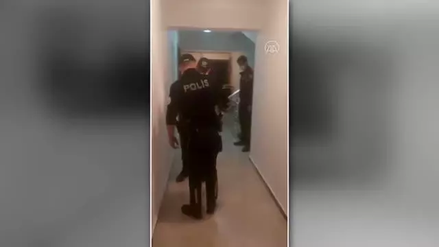 Polis ekiplerinden izolasyondaki çocuğa doğum günü sürprizi Polis ekiplerinden izolasyondaki çocuğa doğum günü sürprizi