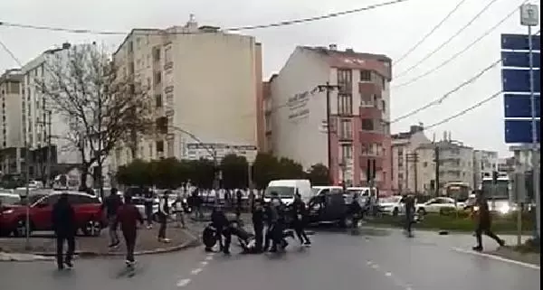 Son dakika... Polis, kaza sonrası çıkan kavgaya havaya ateş ederek müdahale etti Son dakika... Polis, kaza sonrası çıkan kavgaya havaya ateş ederek müdahale etti