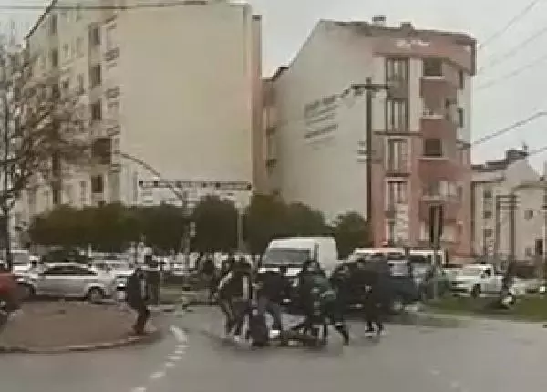 Son dakika... Polis, kaza sonrası çıkan kavgaya havaya ateş ederek müdahale etti Son dakika... Polis, kaza sonrası çıkan kavgaya havaya ateş ederek müdahale etti
