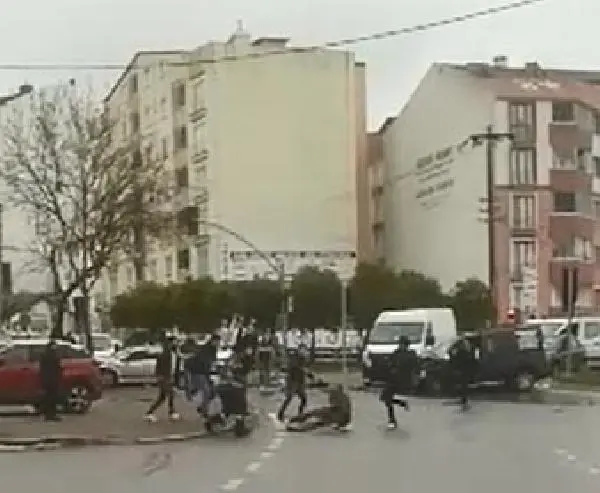 Son dakika... Polis, kaza sonrası çıkan kavgaya havaya ateş ederek müdahale etti Son dakika... Polis, kaza sonrası çıkan kavgaya havaya ateş ederek müdahale etti