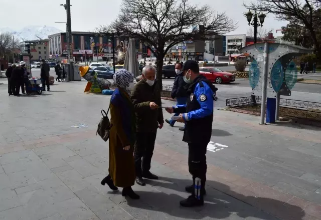 Polisler Erzincan'ın rengini mavi yapmak için broşür dağıttı Polisler Erzincan'ın rengini mavi yapmak için broşür dağıttı
