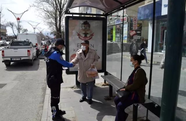 Polisler Erzincan'ın rengini mavi yapmak için broşür dağıttı Polisler Erzincan'ın rengini mavi yapmak için broşür dağıttı