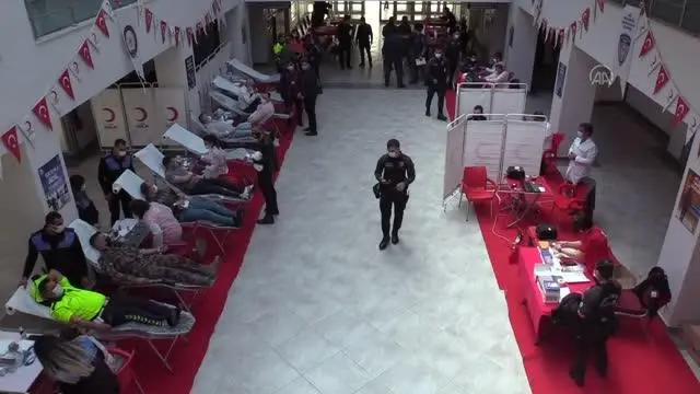 Polisler Türk Kızılaya kan ve kök hücre bağışı yaptı Polisler Türk Kızılaya kan ve kök hücre bağışı yaptı