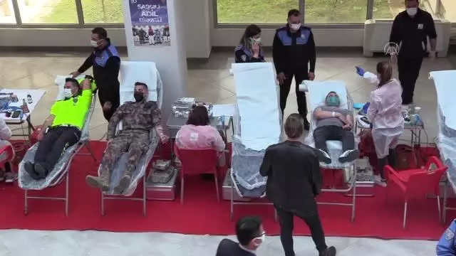 Polisler Türk Kızılaya kan ve kök hücre bağışı yaptı Polisler Türk Kızılaya kan ve kök hücre bağışı yaptı