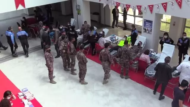 Polisler Türk Kızılaya kan ve kök hücre bağışı yaptı Polisler Türk Kızılaya kan ve kök hücre bağışı yaptı