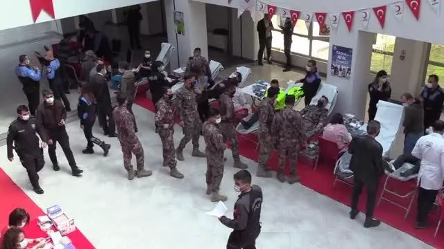 Polisler Türk Kızılaya kan ve kök hücre bağışı yaptı Polisler Türk Kızılaya kan ve kök hücre bağışı yaptı