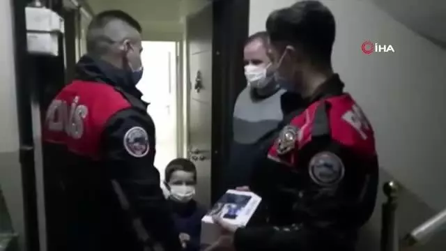 Son dakika 3. sayfa: Polislerden minik Serdar'a doğum günü sürprizi Son dakika 3. sayfa: Polislerden minik Serdar'a doğum günü sürprizi