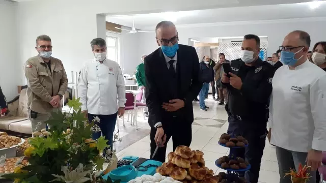 Profesyonel aşçılar Söke polisinin haftasını kutladı Profesyonel aşçılar Söke polisinin haftasını kutladı