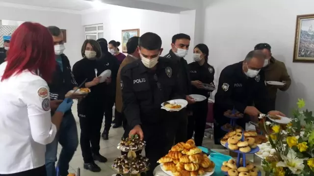 Profesyonel aşçılar Söke polisinin haftasını kutladı Profesyonel aşçılar Söke polisinin haftasını kutladı