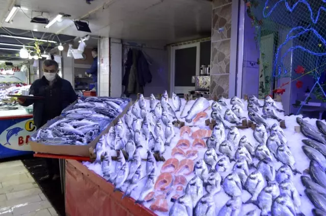 Ramazan arifesi balık fiyatları düştü Ramazan arifesi balık fiyatları düştü