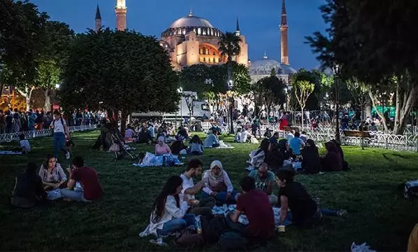 RAMAZANDA KORONAVİRÜSE KARŞI 'ONLİNE İFTAR' ÖNERİSİ RAMAZANDA KORONAVİRÜSE KARŞI 'ONLİNE İFTAR' ÖNERİSİ