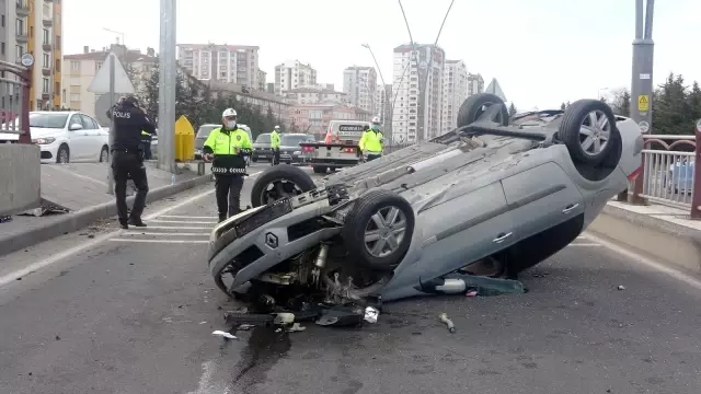 Refüje çarpan araç ters döndü Refüje çarpan araç ters döndü