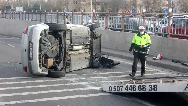 Refüje çarpan araç ters döndü Refüje çarpan araç ters döndü