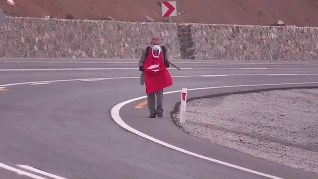 'Robinson Ziya'dan Türk bayrağı eşliğinde şiddete karşı yürüyüş 'Robinson Ziya'dan Türk bayrağı eşliğinde şiddete karşı yürüyüş