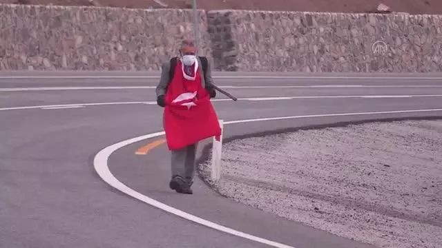 'Robinson Ziya'dan Türk bayrağı eşliğinde şiddete karşı yürüyüş 'Robinson Ziya'dan Türk bayrağı eşliğinde şiddete karşı yürüyüş