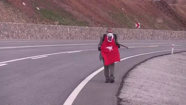 'Robinson Ziya'dan Türk bayrağı eşliğinde şiddete karşı yürüyüş 'Robinson Ziya'dan Türk bayrağı eşliğinde şiddete karşı yürüyüş