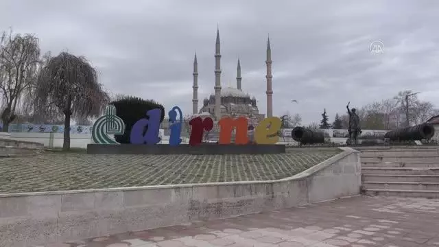Romanlar 'barış ve kardeşlik' dilekleriyle Meriç Nehri'ne çiçek ve ağaç dalları bıraktı Romanlar 'barış ve kardeşlik' dilekleriyle Meriç Nehri'ne çiçek ve ağaç dalları bıraktı