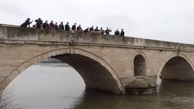 Romanlar 'barış ve kardeşlik' dilekleriyle Meriç Nehri'ne çiçek ve ağaç dalları bıraktı Romanlar 'barış ve kardeşlik' dilekleriyle Meriç Nehri'ne çiçek ve ağaç dalları bıraktı