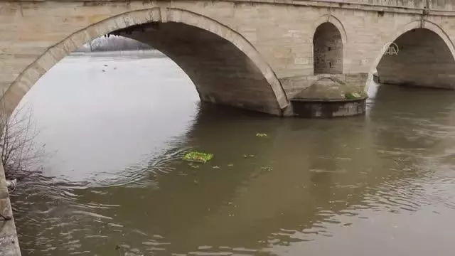 Romanlar 'barış ve kardeşlik' dilekleriyle Meriç Nehri'ne çiçek ve ağaç dalları bıraktı Romanlar 'barış ve kardeşlik' dilekleriyle Meriç Nehri'ne çiçek ve ağaç dalları bıraktı