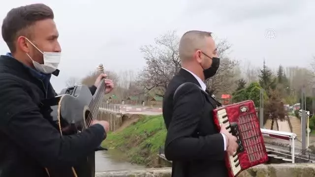 Romanlar 'barış ve kardeşlik' dilekleriyle Meriç Nehri'ne çiçek ve ağaç dalları bıraktı Romanlar 'barış ve kardeşlik' dilekleriyle Meriç Nehri'ne çiçek ve ağaç dalları bıraktı