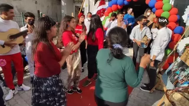 Romanlar günlerini oynayarak kutladı Romanlar günlerini oynayarak kutladı