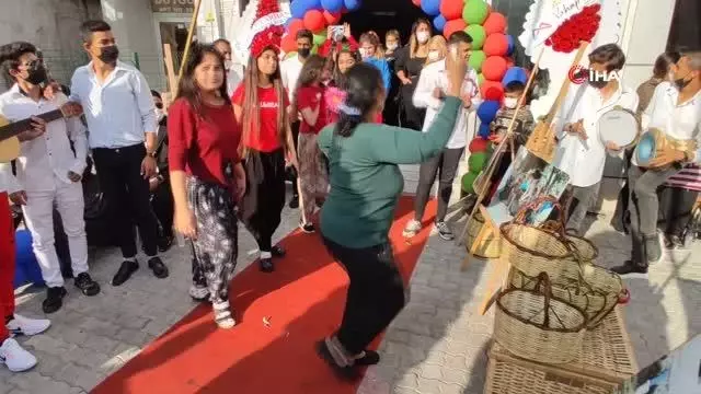 Romanlar günlerini oynayarak kutladı Romanlar günlerini oynayarak kutladı