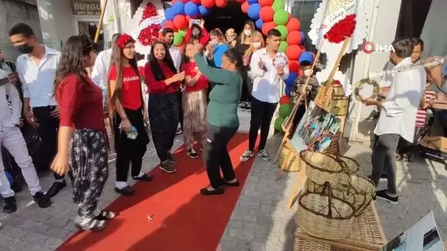 Romanlar günlerini oynayarak kutladı Romanlar günlerini oynayarak kutladı