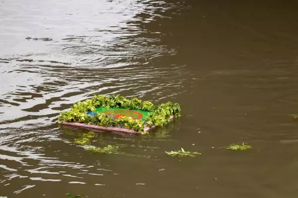 ROMANLAR GÜNÜ'NDE MERİÇ NEHRİ'NE ÇİÇEKLER BIRAKILDI ROMANLAR GÜNÜ'NDE MERİÇ NEHRİ'NE ÇİÇEKLER BIRAKILDI