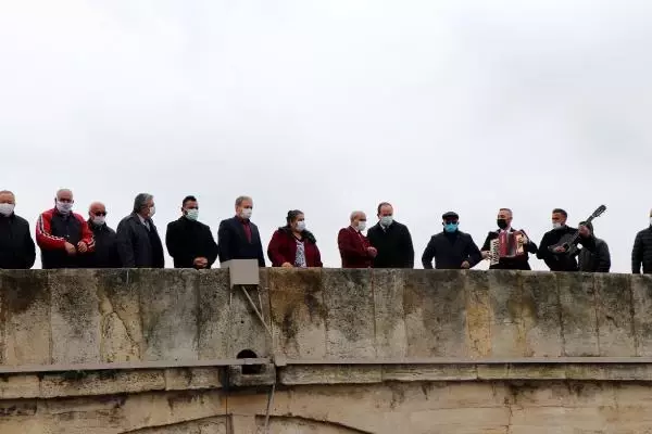 ROMANLAR GÜNÜ'NDE MERİÇ NEHRİ'NE ÇİÇEKLER BIRAKILDI ROMANLAR GÜNÜ'NDE MERİÇ NEHRİ'NE ÇİÇEKLER BIRAKILDI