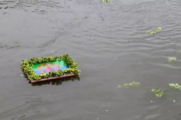 ROMANLAR GÜNÜ'NDE MERİÇ NEHRİ'NE ÇİÇEKLER BIRAKILDI ROMANLAR GÜNÜ'NDE MERİÇ NEHRİ'NE ÇİÇEKLER BIRAKILDI