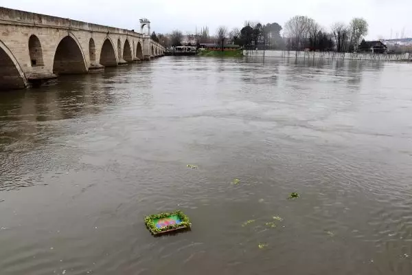 ROMANLAR GÜNÜ'NDE MERİÇ NEHRİ'NE ÇİÇEKLER BIRAKILDI ROMANLAR GÜNÜ'NDE MERİÇ NEHRİ'NE ÇİÇEKLER BIRAKILDI