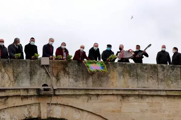 ROMANLAR GÜNÜ'NDE MERİÇ NEHRİ'NE ÇİÇEKLER BIRAKILDI ROMANLAR GÜNÜ'NDE MERİÇ NEHRİ'NE ÇİÇEKLER BIRAKILDI