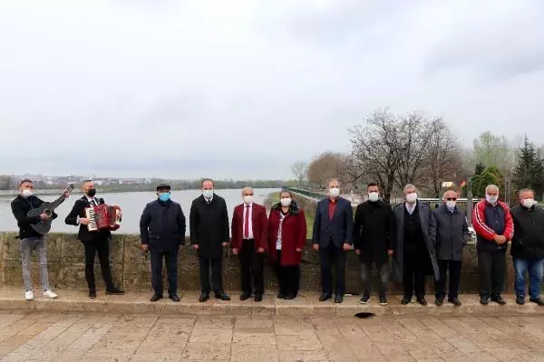 ROMANLAR GÜNÜ'NDE MERİÇ NEHRİ'NE ÇİÇEKLER BIRAKILDI ROMANLAR GÜNÜ'NDE MERİÇ NEHRİ'NE ÇİÇEKLER BIRAKILDI