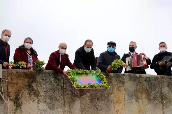 ROMANLAR GÜNÜ'NDE MERİÇ NEHRİ'NE ÇİÇEKLER BIRAKILDI ROMANLAR GÜNÜ'NDE MERİÇ NEHRİ'NE ÇİÇEKLER BIRAKILDI