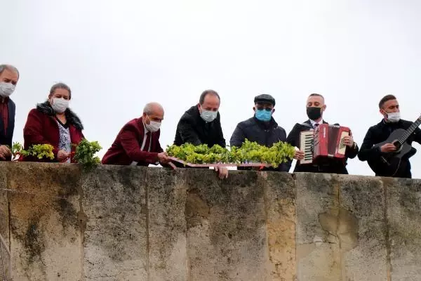 ROMANLAR GÜNÜ'NDE MERİÇ NEHRİ'NE ÇİÇEKLER BIRAKILDI ROMANLAR GÜNÜ'NDE MERİÇ NEHRİ'NE ÇİÇEKLER BIRAKILDI