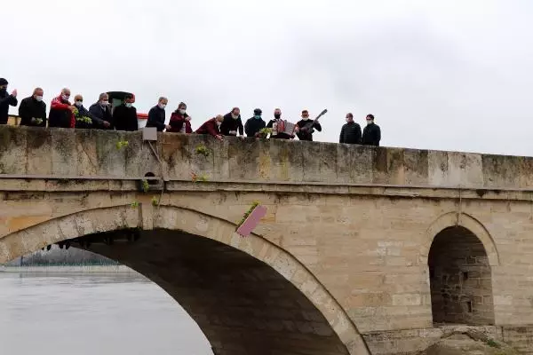 ROMANLAR GÜNÜ'NDE MERİÇ NEHRİ'NE ÇİÇEKLER BIRAKILDI ROMANLAR GÜNÜ'NDE MERİÇ NEHRİ'NE ÇİÇEKLER BIRAKILDI