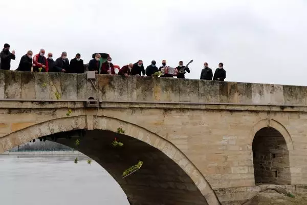 ROMANLAR GÜNÜ'NDE MERİÇ NEHRİ'NE ÇİÇEKLER BIRAKILDI ROMANLAR GÜNÜ'NDE MERİÇ NEHRİ'NE ÇİÇEKLER BIRAKILDI