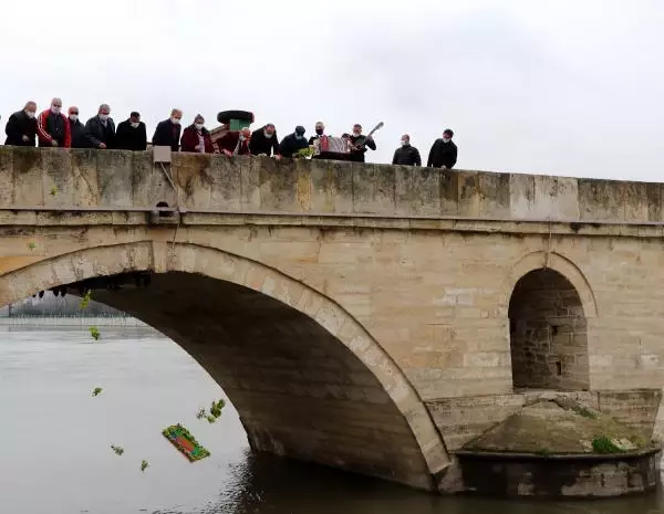 ROMANLAR GÜNÜ'NDE MERİÇ NEHRİ'NE ÇİÇEKLER BIRAKILDI ROMANLAR GÜNÜ'NDE MERİÇ NEHRİ'NE ÇİÇEKLER BIRAKILDI