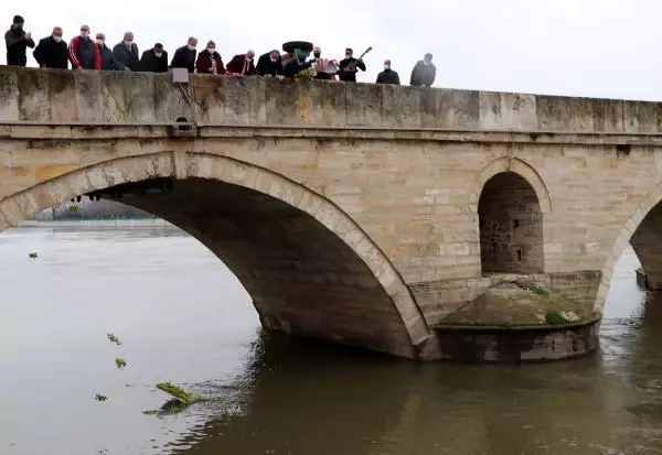 ROMANLAR GÜNÜ'NDE MERİÇ NEHRİ'NE ÇİÇEKLER BIRAKILDI ROMANLAR GÜNÜ'NDE MERİÇ NEHRİ'NE ÇİÇEKLER BIRAKILDI