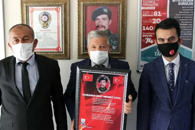 Şehide yazılan şiir ailesine hediye edildi Şehide yazılan şiir ailesine hediye edildi