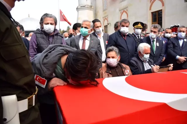 Türk Yıldızları uçağının düşmesi sonucu şehit olan pilot Yüzbaşı Gençcelep'in naaşı toprağa verildi Türk Yıldızları uçağının düşmesi sonucu şehit olan pilot Yüzbaşı Gençcelep'in naaşı toprağa verildi