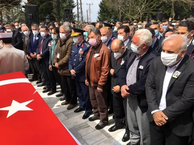 Türk Yıldızları uçağının düşmesi sonucu şehit olan pilot Yüzbaşı Gençcelep'in naaşı toprağa verildi Türk Yıldızları uçağının düşmesi sonucu şehit olan pilot Yüzbaşı Gençcelep'in naaşı toprağa verildi