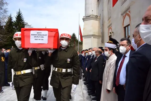 Türk Yıldızları uçağının düşmesi sonucu şehit olan pilot Yüzbaşı Gençcelep'in naaşı toprağa verildi Türk Yıldızları uçağının düşmesi sonucu şehit olan pilot Yüzbaşı Gençcelep'in naaşı toprağa verildi