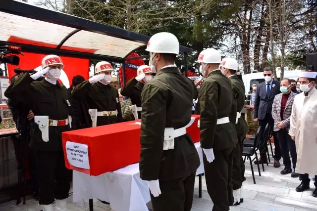 Türk Yıldızları uçağının düşmesi sonucu şehit olan pilot Yüzbaşı Gençcelep'in naaşı toprağa verildi Türk Yıldızları uçağının düşmesi sonucu şehit olan pilot Yüzbaşı Gençcelep'in naaşı toprağa verildi
