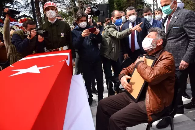Türk Yıldızları uçağının düşmesi sonucu şehit olan pilot Yüzbaşı Gençcelep'in naaşı toprağa verildi Türk Yıldızları uçağının düşmesi sonucu şehit olan pilot Yüzbaşı Gençcelep'in naaşı toprağa verildi