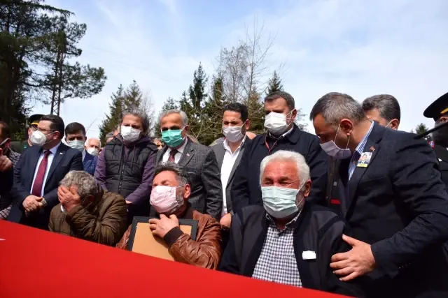 Türk Yıldızları uçağının düşmesi sonucu şehit olan pilot Yüzbaşı Gençcelep'in naaşı toprağa verildi Türk Yıldızları uçağının düşmesi sonucu şehit olan pilot Yüzbaşı Gençcelep'in naaşı toprağa verildi