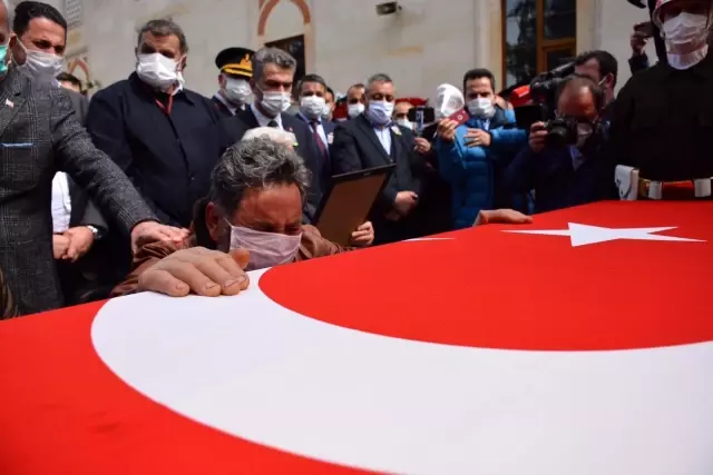 Türk Yıldızları uçağının düşmesi sonucu şehit olan pilot Yüzbaşı Gençcelep'in naaşı toprağa verildi Türk Yıldızları uçağının düşmesi sonucu şehit olan pilot Yüzbaşı Gençcelep'in naaşı toprağa verildi