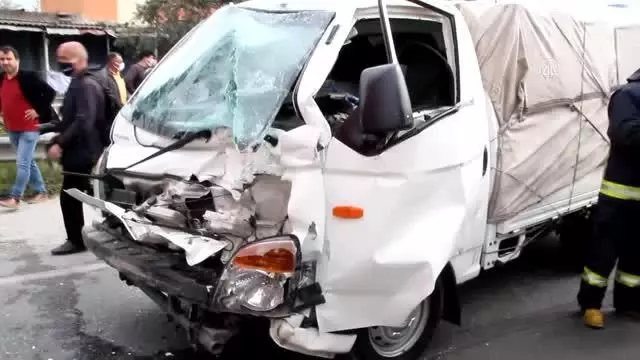 Serik'te tırla çarpışan kamyonetin sürücüsü yaralandı Serik'te tırla çarpışan kamyonetin sürücüsü yaralandı