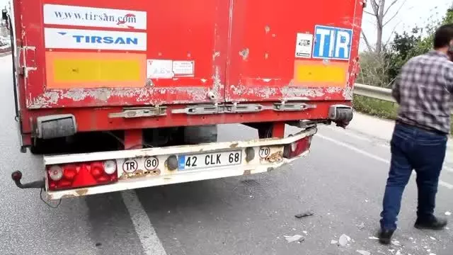 Serik'te tırla çarpışan kamyonetin sürücüsü yaralandı Serik'te tırla çarpışan kamyonetin sürücüsü yaralandı